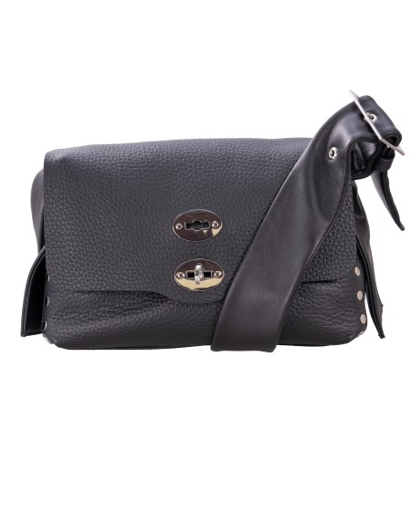 Shop ZANELLATO  Borsa: Zanellato borsa "Postina" Small in pelle martellata.
Realizzata in pelle martellata con stampa maxi dollaro.
Rifinita da bordi a taglio vivo.
Sfoderata e completa di una comoda tasca interna.
Tracolla in pelle regolabile.
Dimensioni: Larghezza 29 cm, altezza 20 cm, profondità 15 cm, luce del manico 7 cm.
Composizione: 100% pelle di vitello.
Made in Italy.. 068730 S 1120000-Z0001